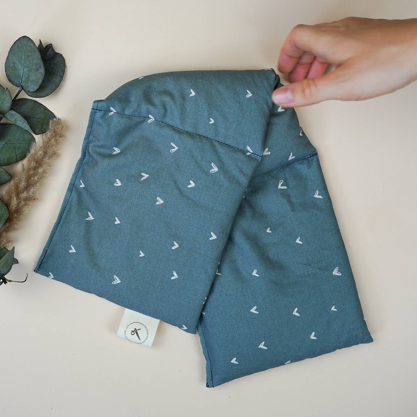 Cuscino termico allungato in cuoricini blu - farro biologico