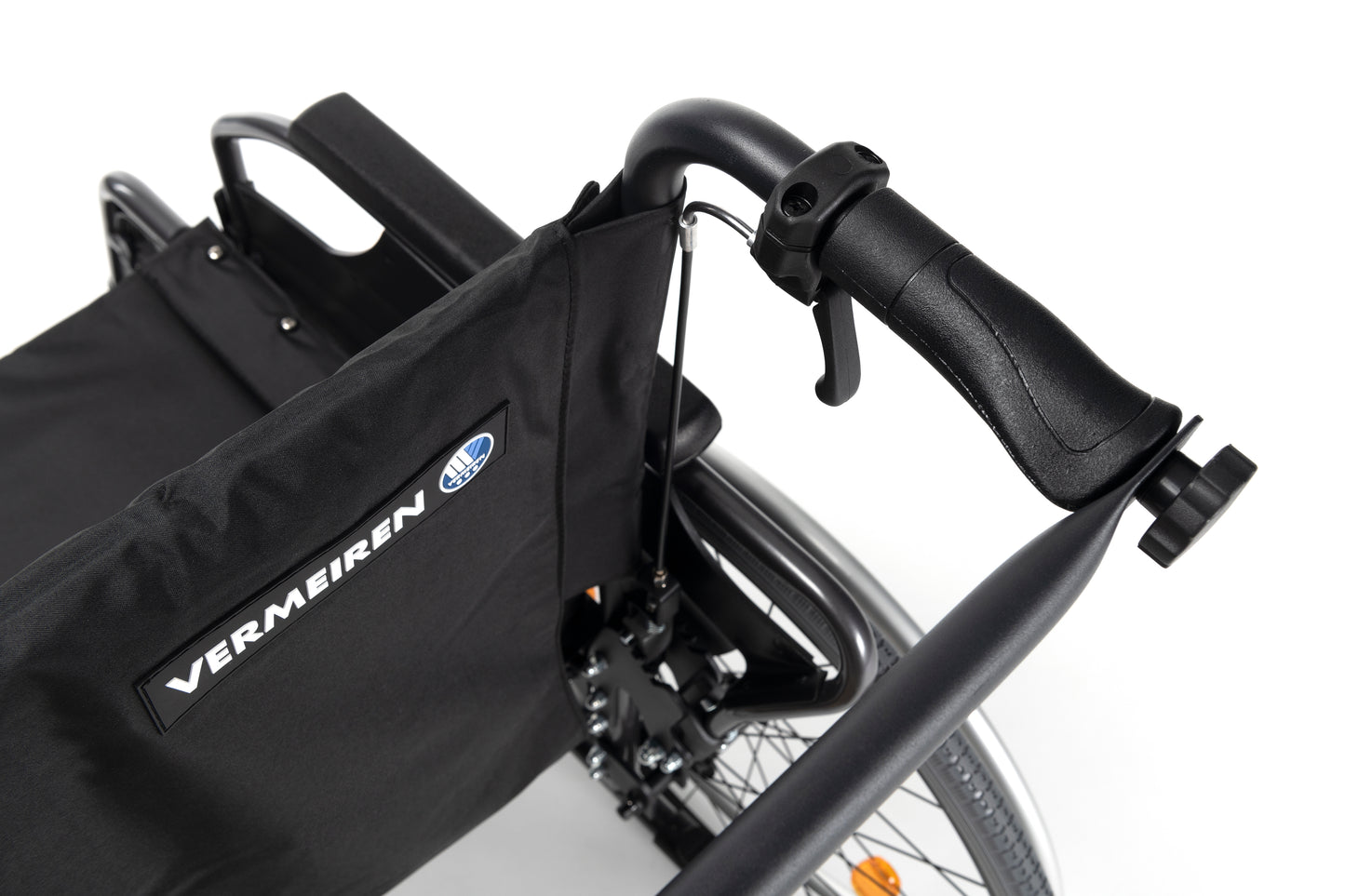 Carrozzina leggera con schienale reclinabile 30° MOD. D200-30°