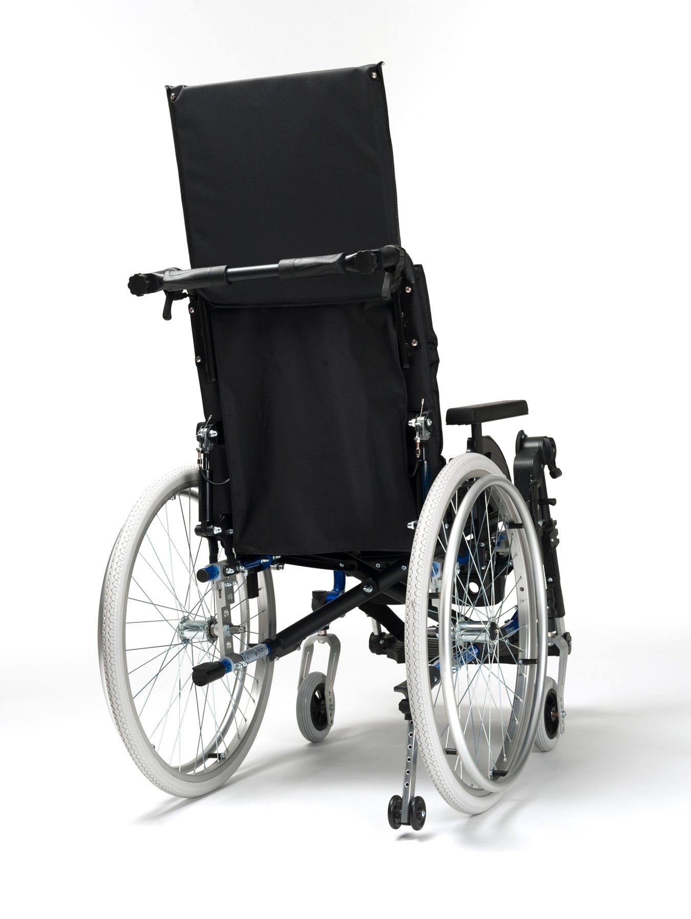 Carrozzina leggera con schienale reclinabile 30°- MOD. V500-30°