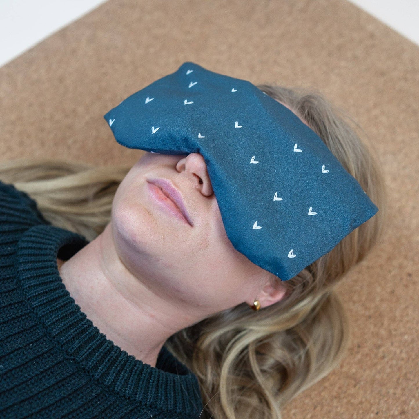 Cuscino per occhi con farro biologico e lavanda biologica cuoricini blu