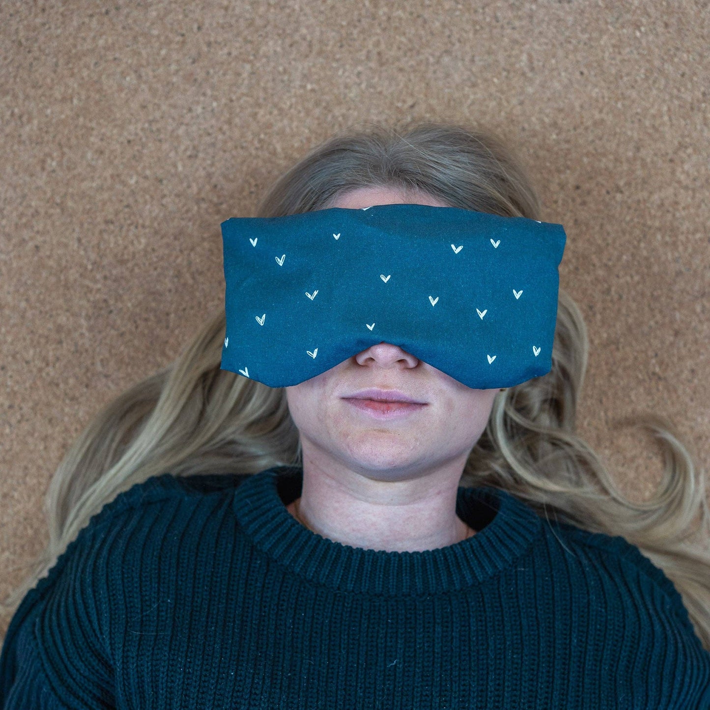 Cuscino per occhi con farro biologico e lavanda biologica cuoricini blu