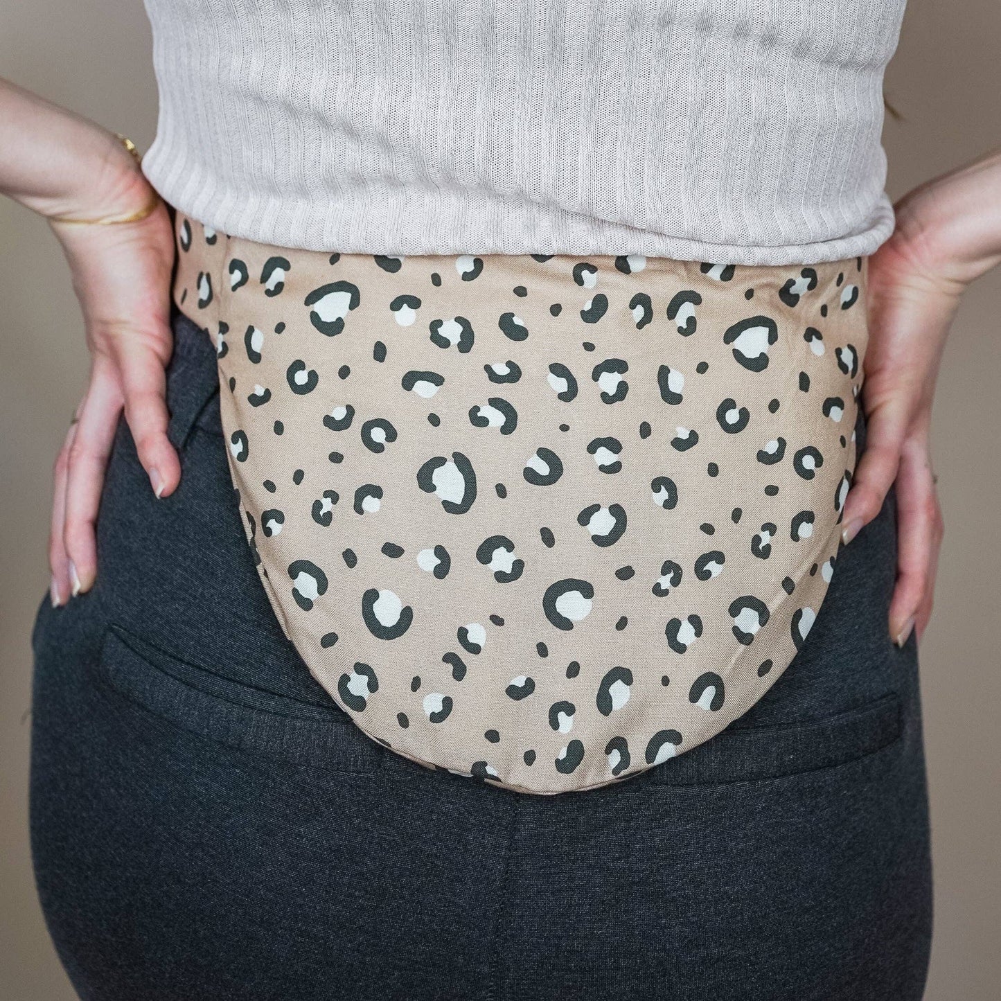 Cuscino di farro da legare - Fascia per la pancia motivo leopardato beige