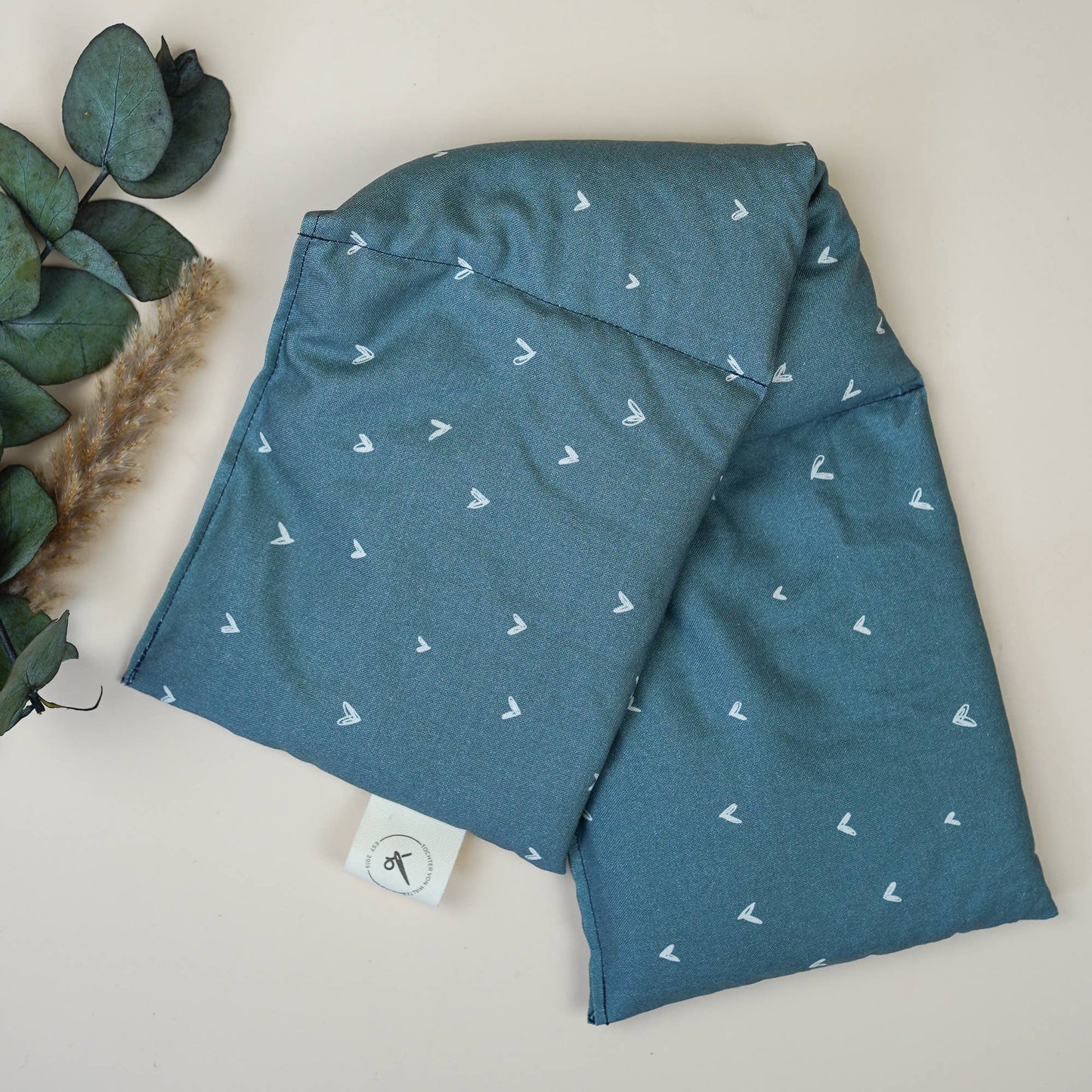 Cuscino termico allungato in cuoricini blu - farro biologico