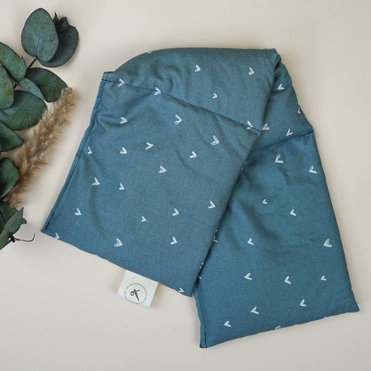 Cuscino termico allungato in cuoricini blu - farro biologico