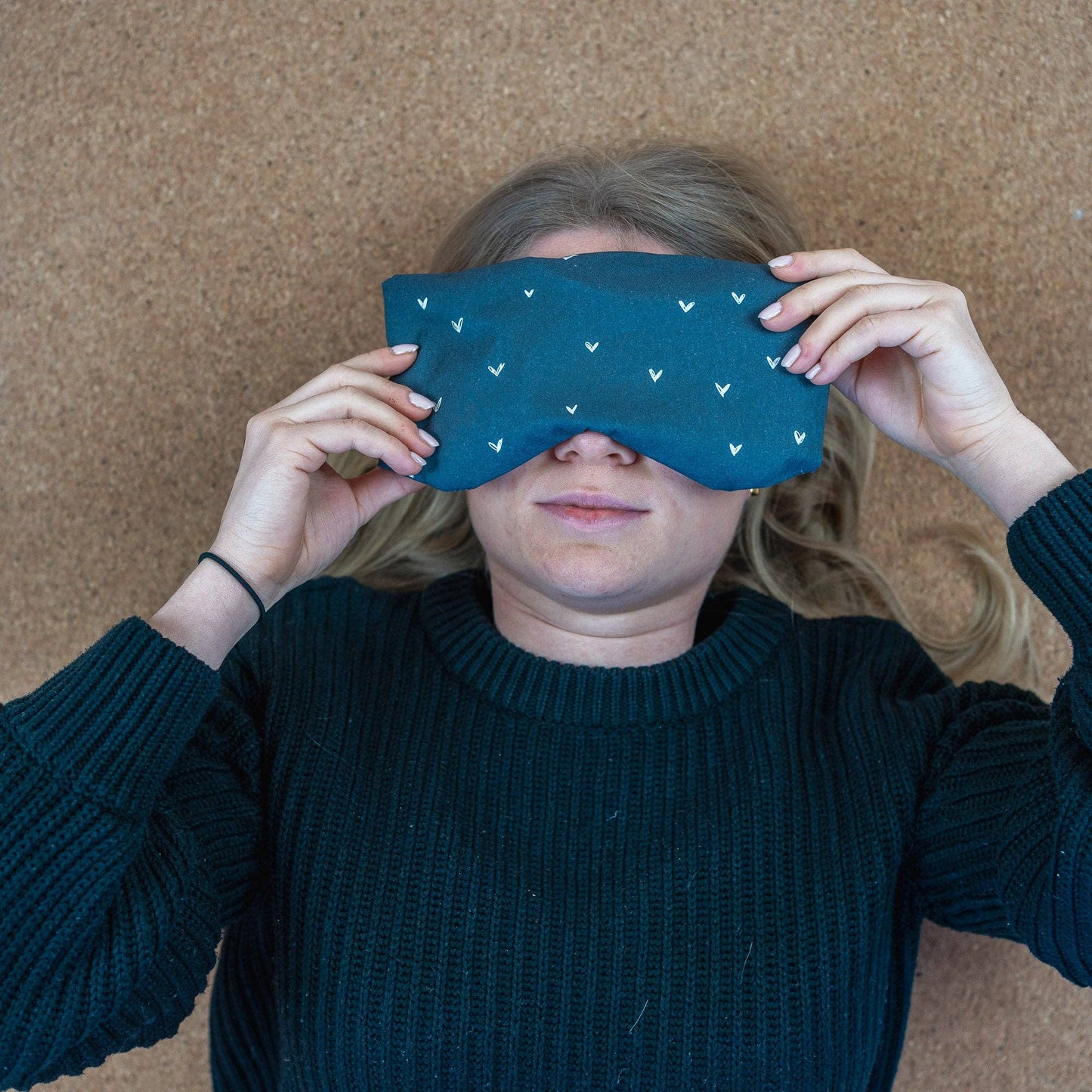 Cuscino per occhi con farro biologico e lavanda biologica cuoricini blu