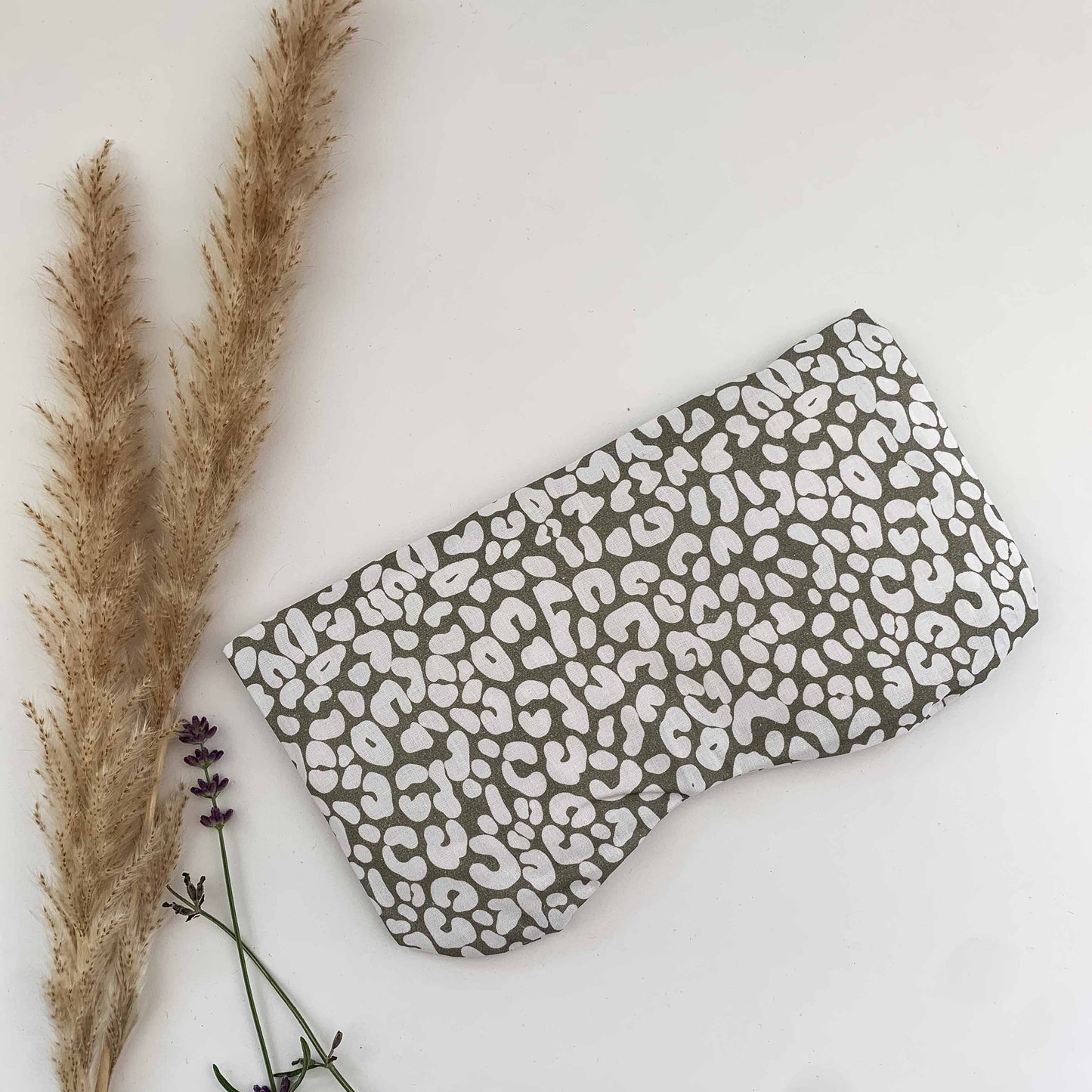 Cuscino per occhi alla salvia con motivo Leone