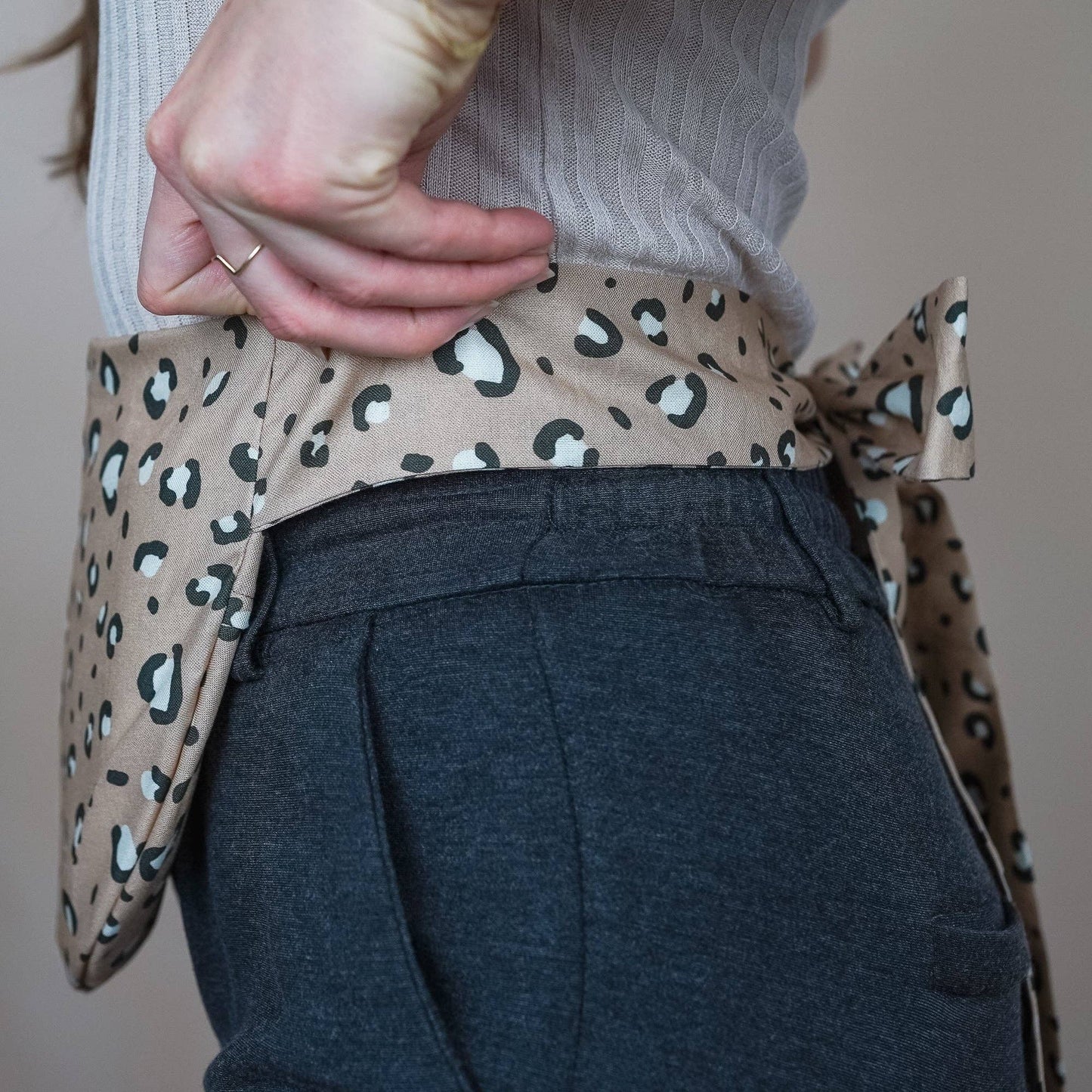 Cuscino di farro da legare - Fascia per la pancia motivo leopardato beige