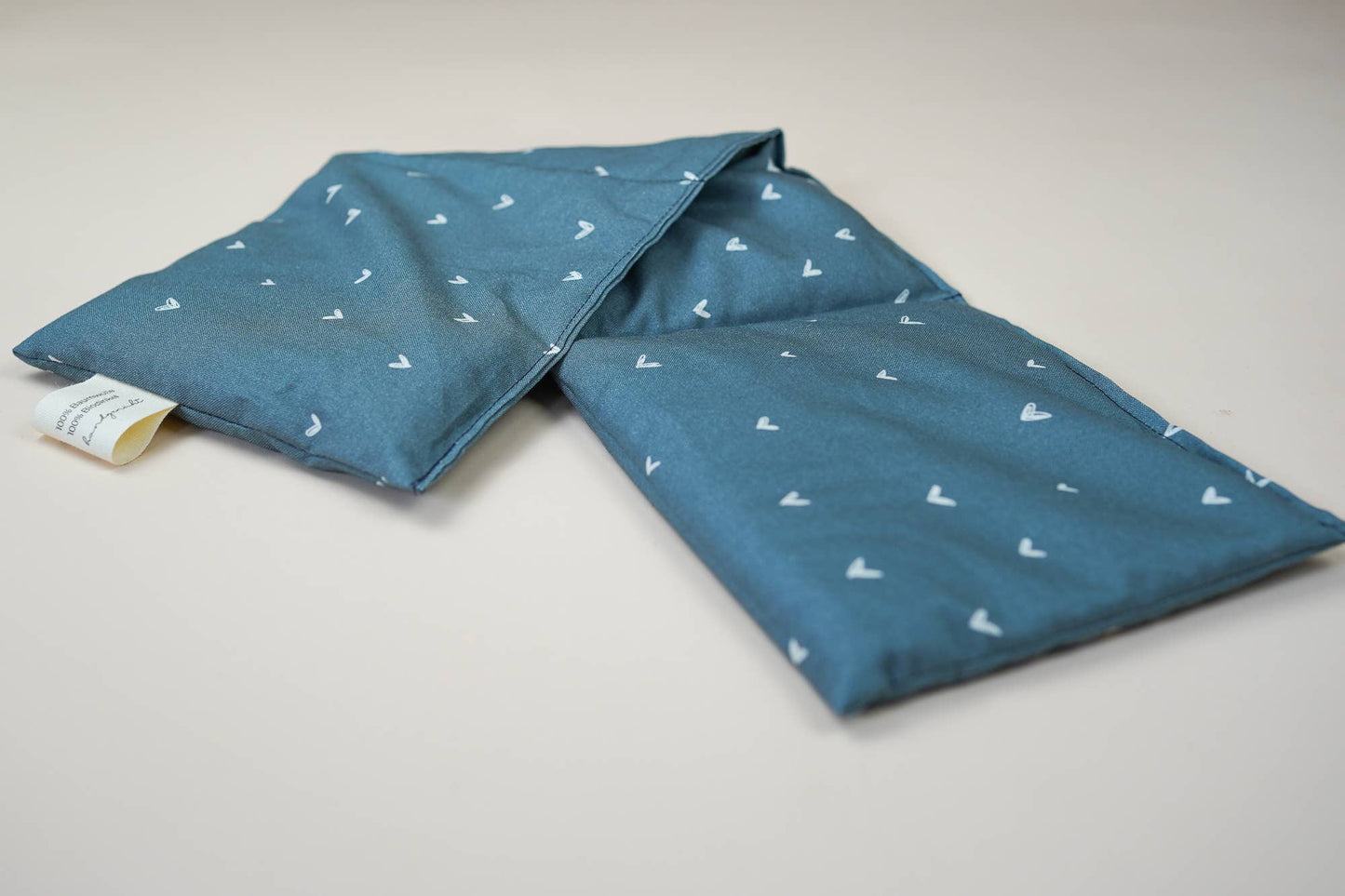 Cuscino termico allungato in cuoricini blu - farro biologico