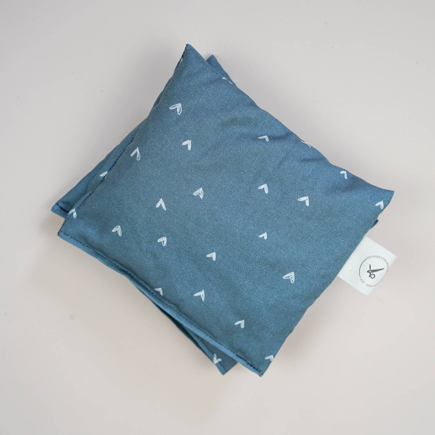 Cuscino termico allungato in cuoricini blu - farro biologico